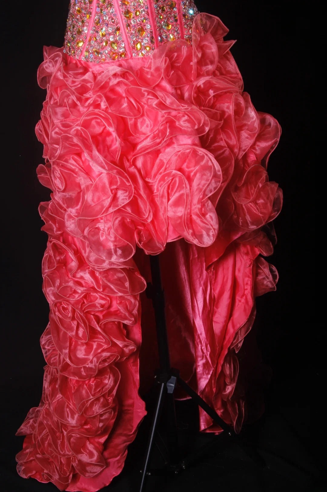 Funkelndes Ballkleid im ästhetischen High-Low-Stil mit Herzausschnitt, rosa Stufenrock mit Perlen, Inspiration für festliche, halbformelle Anlässe für Teenager und Jugendliche der Oberstufe (AS169)