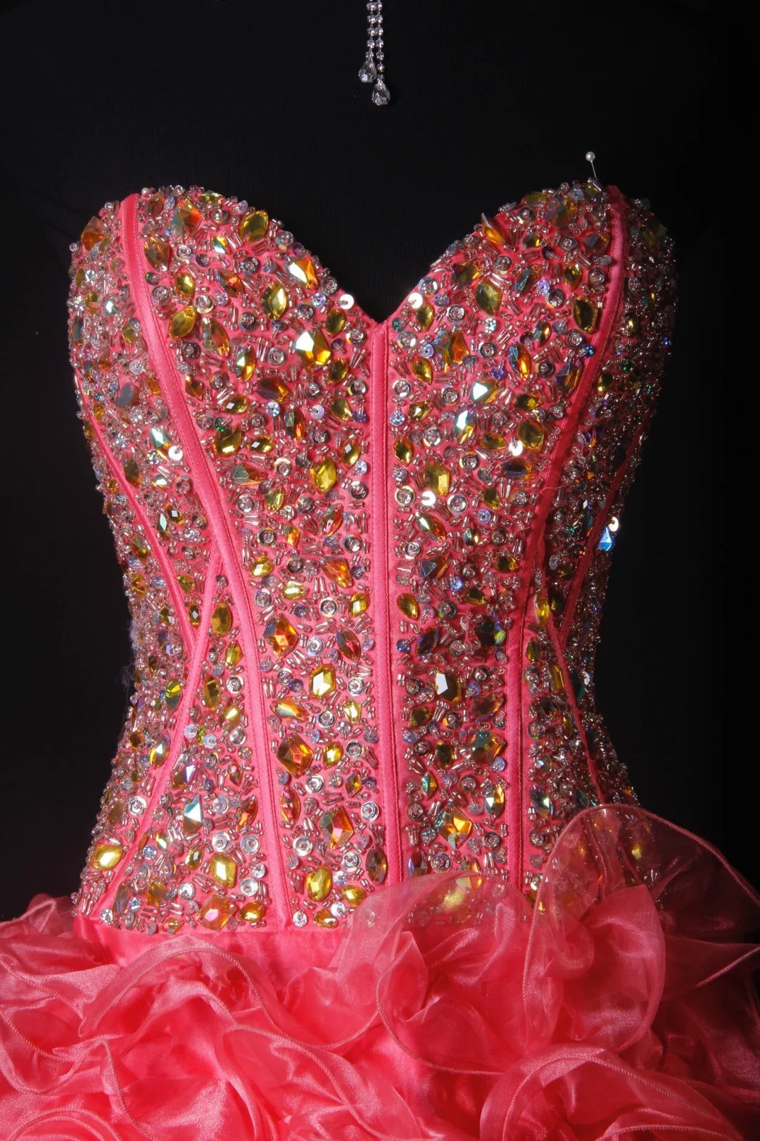 Funkelndes Ballkleid im ästhetischen High-Low-Stil mit Herzausschnitt, rosa Stufenrock mit Perlen, Inspiration für festliche, halbformelle Anlässe für Teenager und Jugendliche der Oberstufe (AS169)