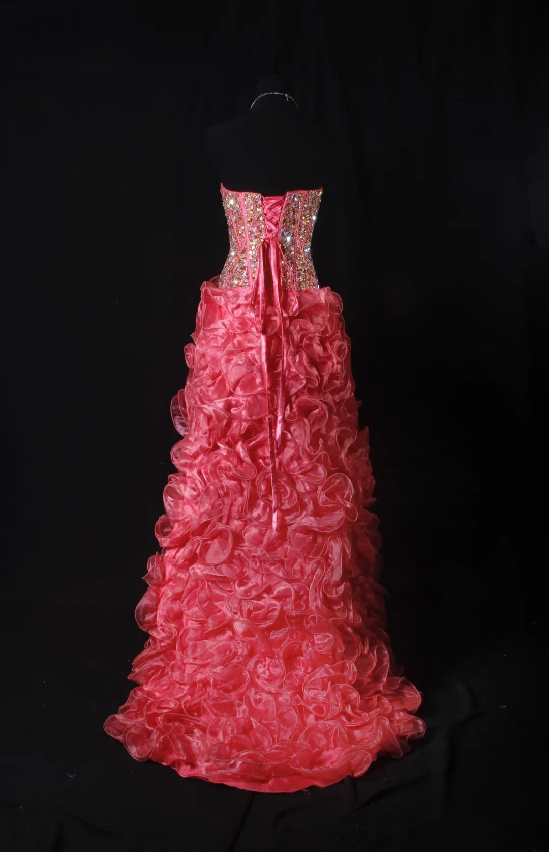 Funkelndes Ballkleid im ästhetischen High-Low-Stil mit Herzausschnitt, rosa Stufenrock mit Perlen, Inspiration für festliche, halbformelle Anlässe für Teenager und Jugendliche der Oberstufe (AS169)