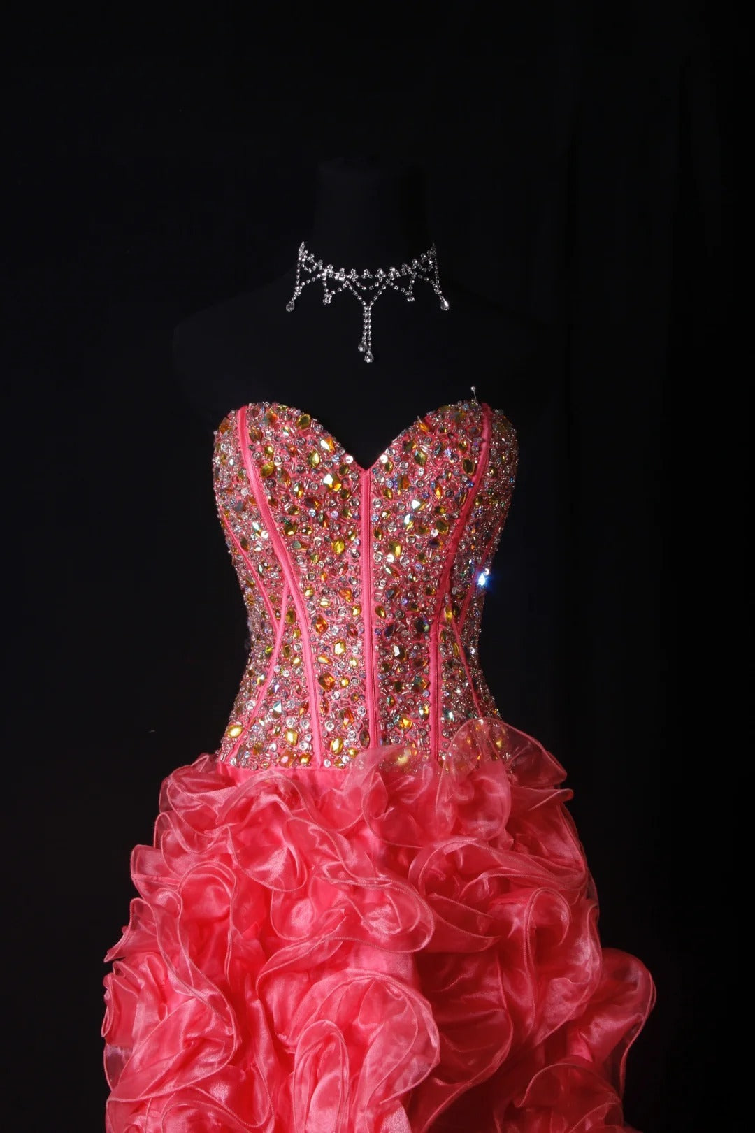 Funkelndes Ballkleid im ästhetischen High-Low-Stil mit Herzausschnitt, rosa Stufenrock mit Perlen, Inspiration für festliche, halbformelle Anlässe für Teenager und Jugendliche der Oberstufe (AS169)