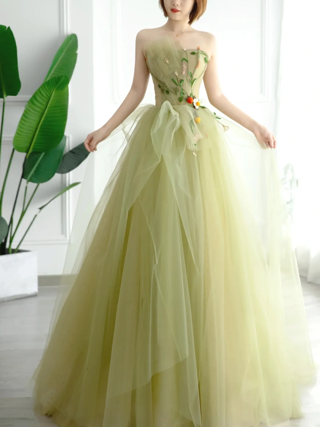 Robe de bal simple sans bretelles en tulle vert sauge, longue et formelle, idéale pour une soirée dansante ou un anniversaire (AS171)
