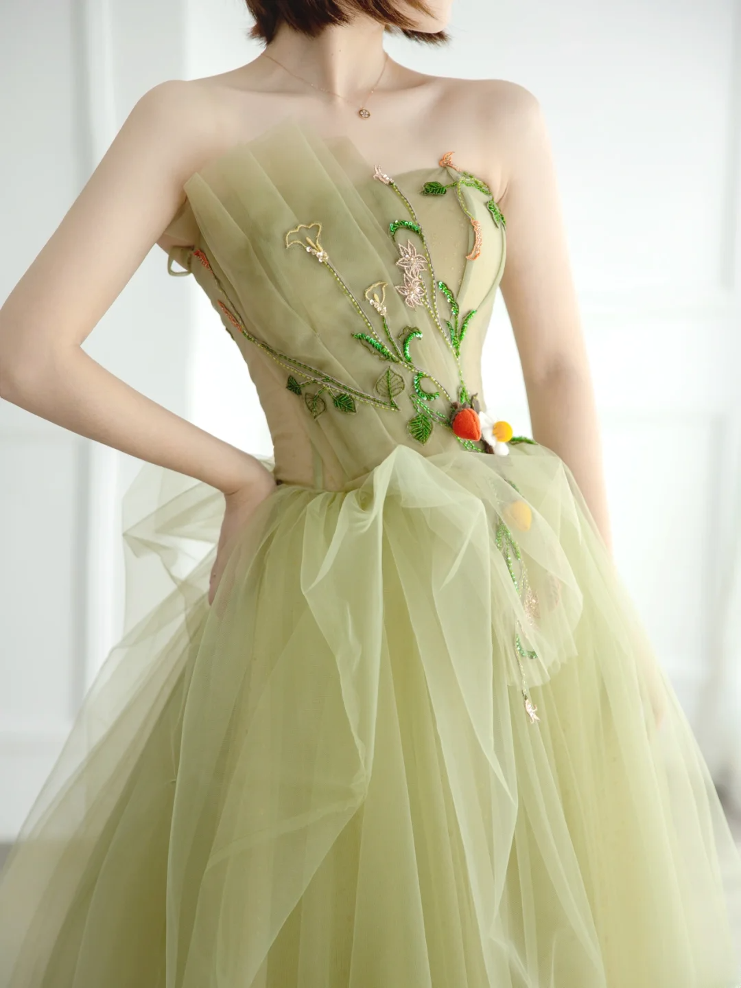 Robe de bal simple sans bretelles en tulle vert sauge, longue et formelle, idéale pour une soirée dansante ou un anniversaire (AS171)