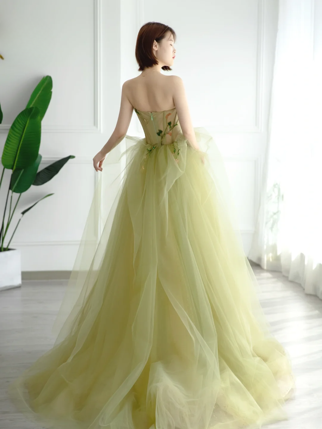 Robe de bal simple sans bretelles en tulle vert sauge, longue et formelle, idéale pour une soirée dansante ou un anniversaire (AS171)