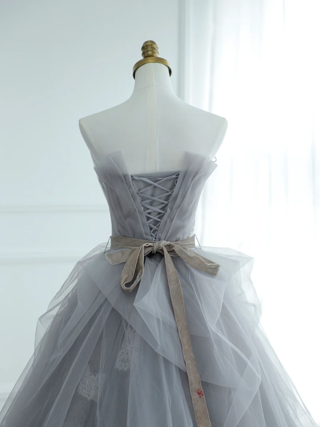 Robe de bal chic sans bretelles en tulle gris argenté, longue et élégante, idéale pour une soirée dansante ou un 18e anniversaire (AS172)