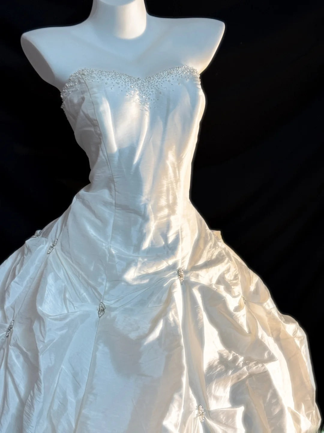 Classy Ball Gown Strapless White Taffeta With Ruffled Brides Gown Bridal Dress Long Poofy Wedding Dresses RB5799