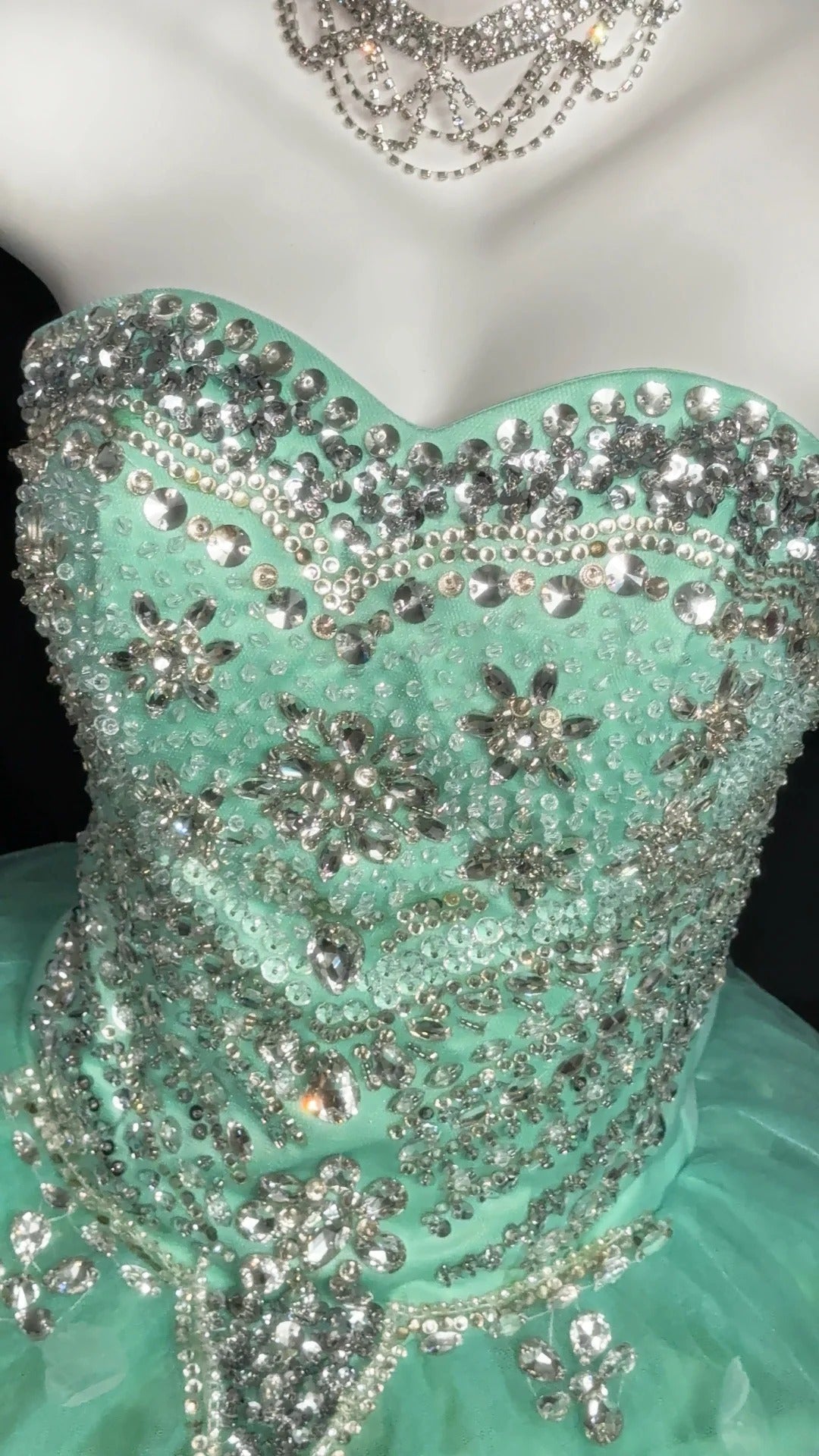 Prinzessin Ballkleid Trägerlos Grün Tüll Lang mit Perlen Korsett Enganliegend Sweet 16 Kleider Seventeen Quince Kleid RB3607