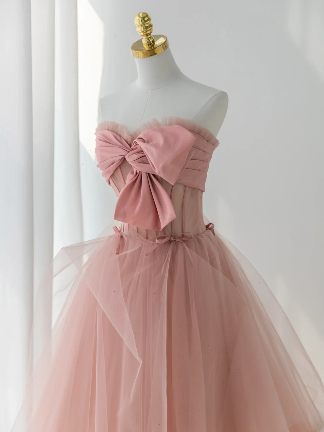 Robe de bal élégante sans bretelles en tulle rose, longue et formelle, idéale pour une soirée dansante ou un 18e anniversaire (AS176)