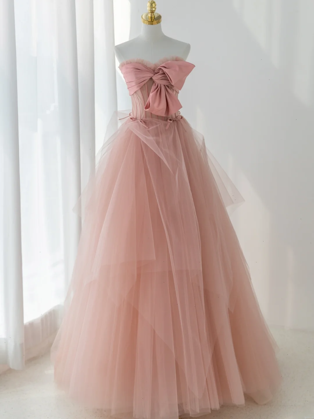 Robe de bal élégante sans bretelles en tulle rose, longue et formelle, idéale pour une soirée dansante ou un 18e anniversaire (AS176)