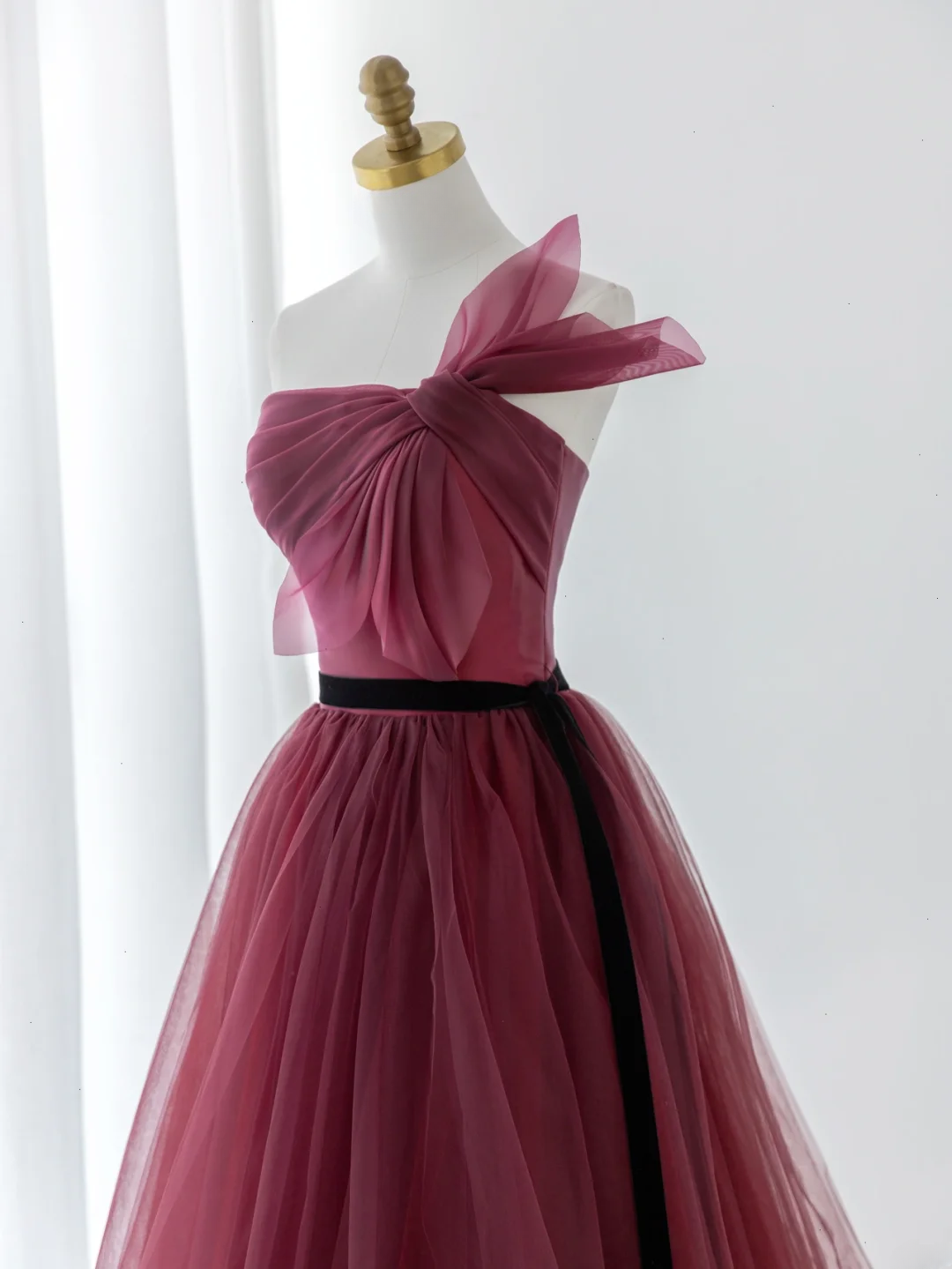 Robe de bal élégante bustier en tulle bordeaux, longue et formelle, idéale pour une soirée dansante ou un 18e anniversaire (AS177)