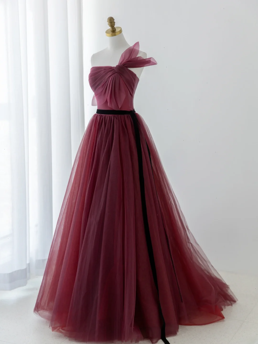 Robe de bal élégante bustier en tulle bordeaux, longue et formelle, idéale pour une soirée dansante ou un 18e anniversaire (AS177)