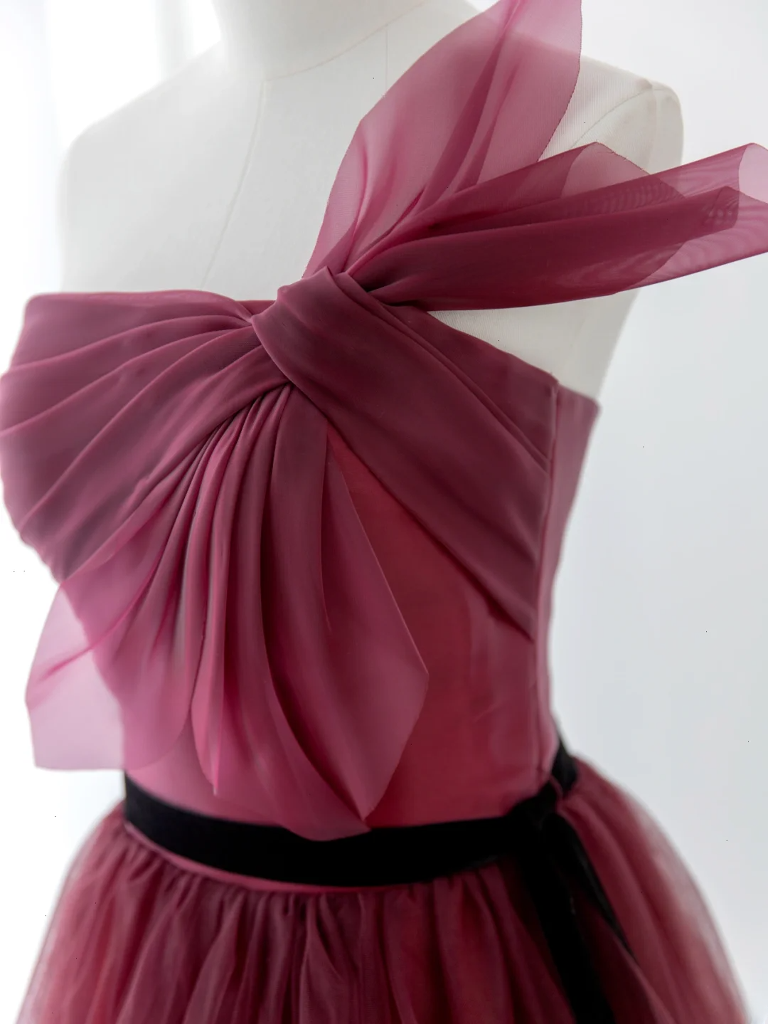 Robe de bal élégante bustier en tulle bordeaux, longue et formelle, idéale pour une soirée dansante ou un 18e anniversaire (AS177)