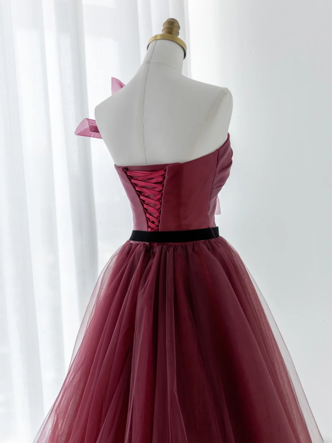 Robe de bal élégante bustier en tulle bordeaux, longue et formelle, idéale pour une soirée dansante ou un 18e anniversaire (AS177)
