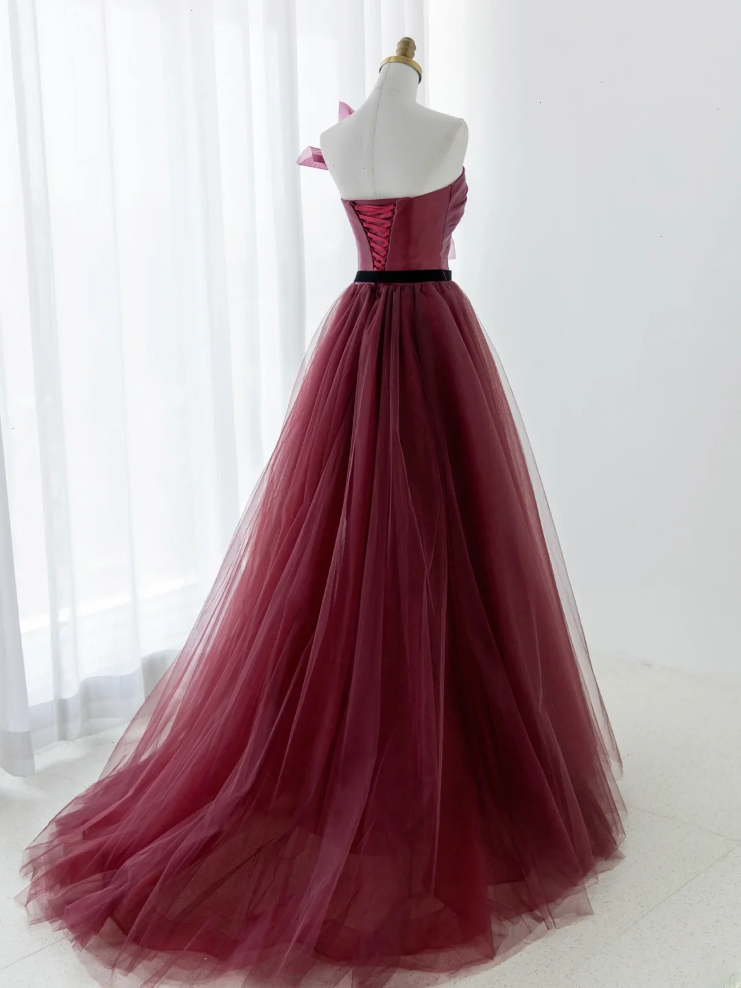 Robe de bal élégante bustier en tulle bordeaux, longue et formelle, idéale pour une soirée dansante ou un 18e anniversaire (AS177)