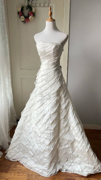 Schickes schulterfreies Brautkleid im Meerjungfrau-Stil aus weißem Satin mit gestuften Lagen RC0542