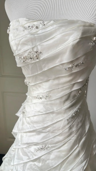 Schickes schulterfreies Brautkleid im Meerjungfrau-Stil aus weißem Satin mit gestuften Lagen RC0542