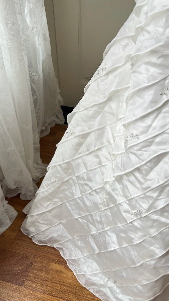 Schickes schulterfreies Brautkleid im Meerjungfrau-Stil aus weißem Satin mit gestuften Lagen RC0542
