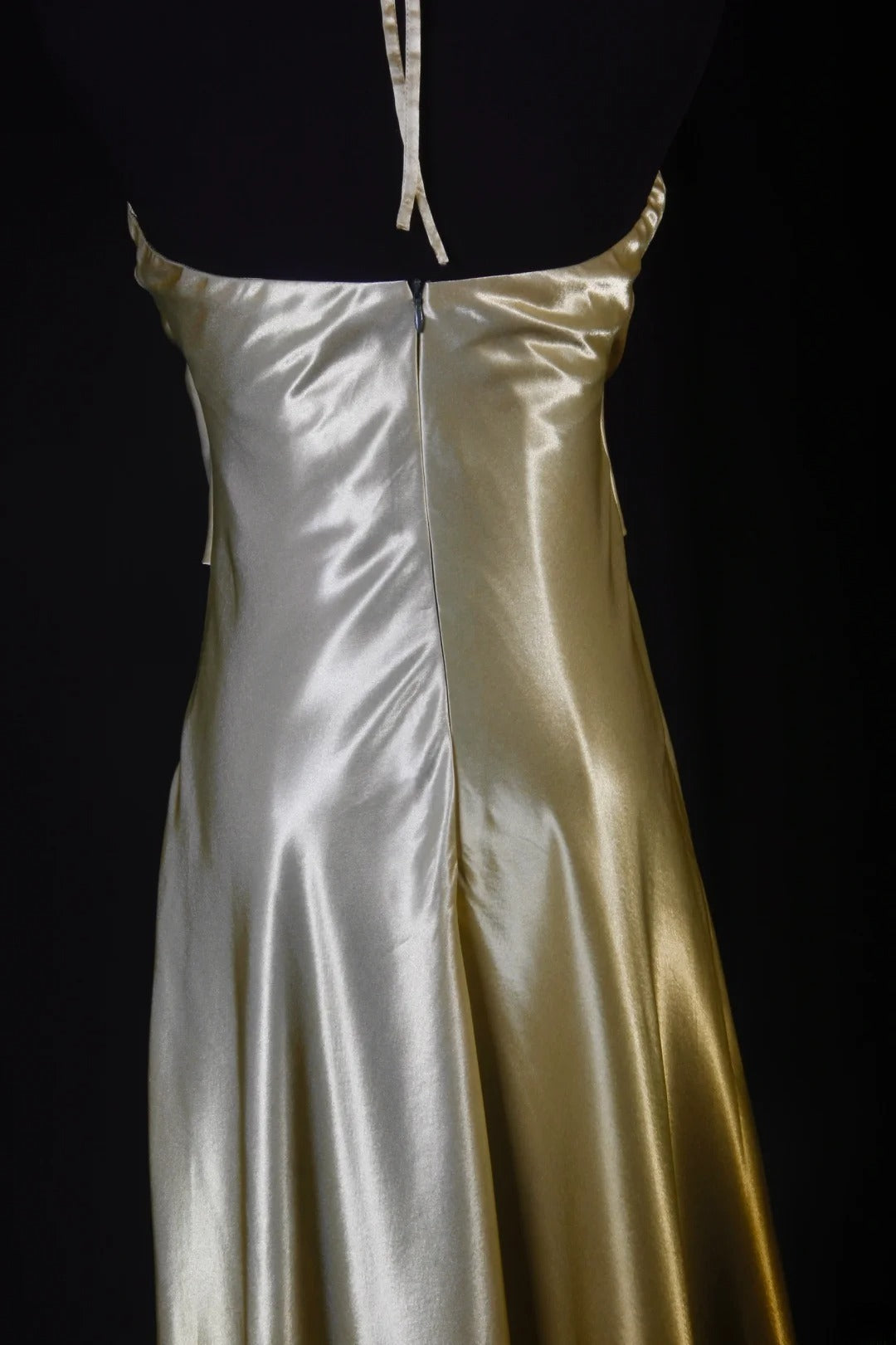 Robe de bal simple et esthétique, coupe trapèze, dos nu, en satin de soie orné de perles. Robe longue semi-formelle élégante pour lycéennes (AS181).