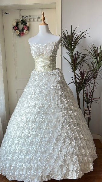 Elegantes bodenlanges Sweet-16-Kleid mit Herzausschnitt, weißes Blumen-Ballkleid, Partykleid für den 16. Geburtstag RC0544