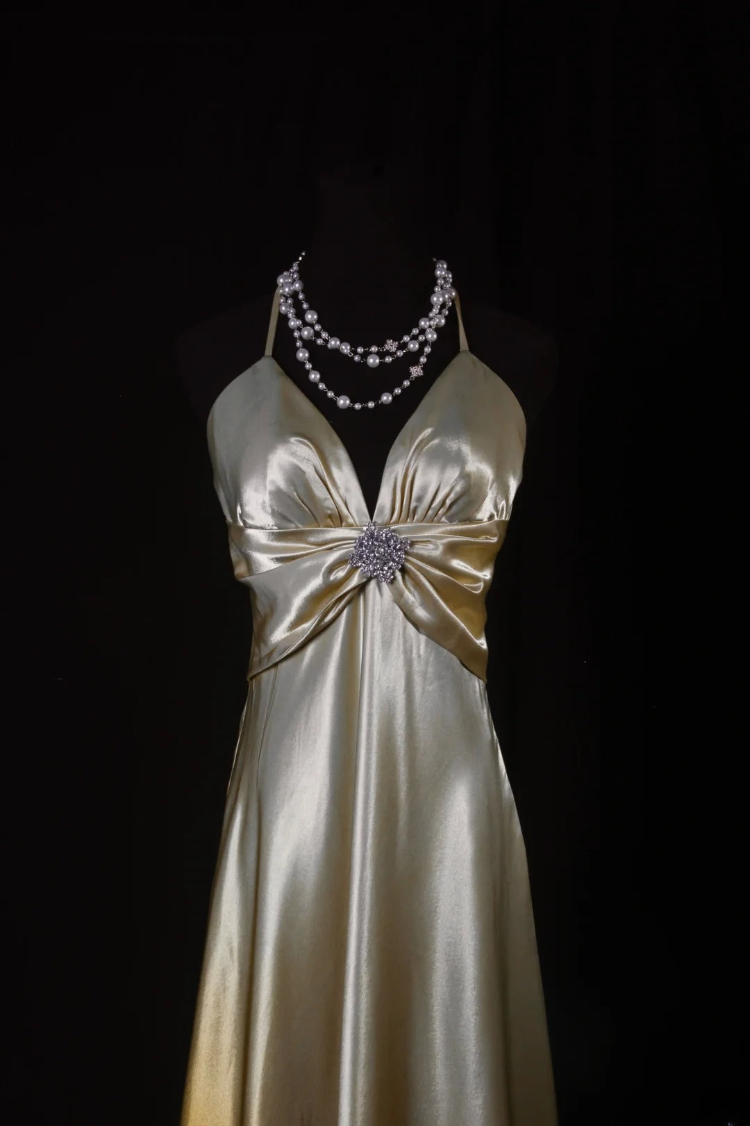 Robe de bal simple et esthétique, coupe trapèze, dos nu, en satin de soie orné de perles. Robe longue semi-formelle élégante pour lycéennes (AS181).