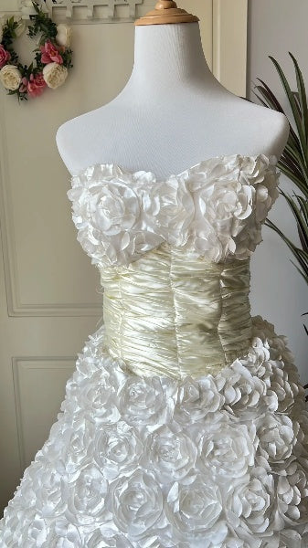 Elegantes bodenlanges Sweet-16-Kleid mit Herzausschnitt, weißes Blumen-Ballkleid, Partykleid für den 16. Geburtstag RC0544