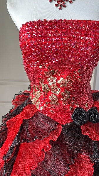 Rotes trägerloses Quinceanera-Ballkleid zum 15. Geburtstag mit gestuftem Tüll, RC0531