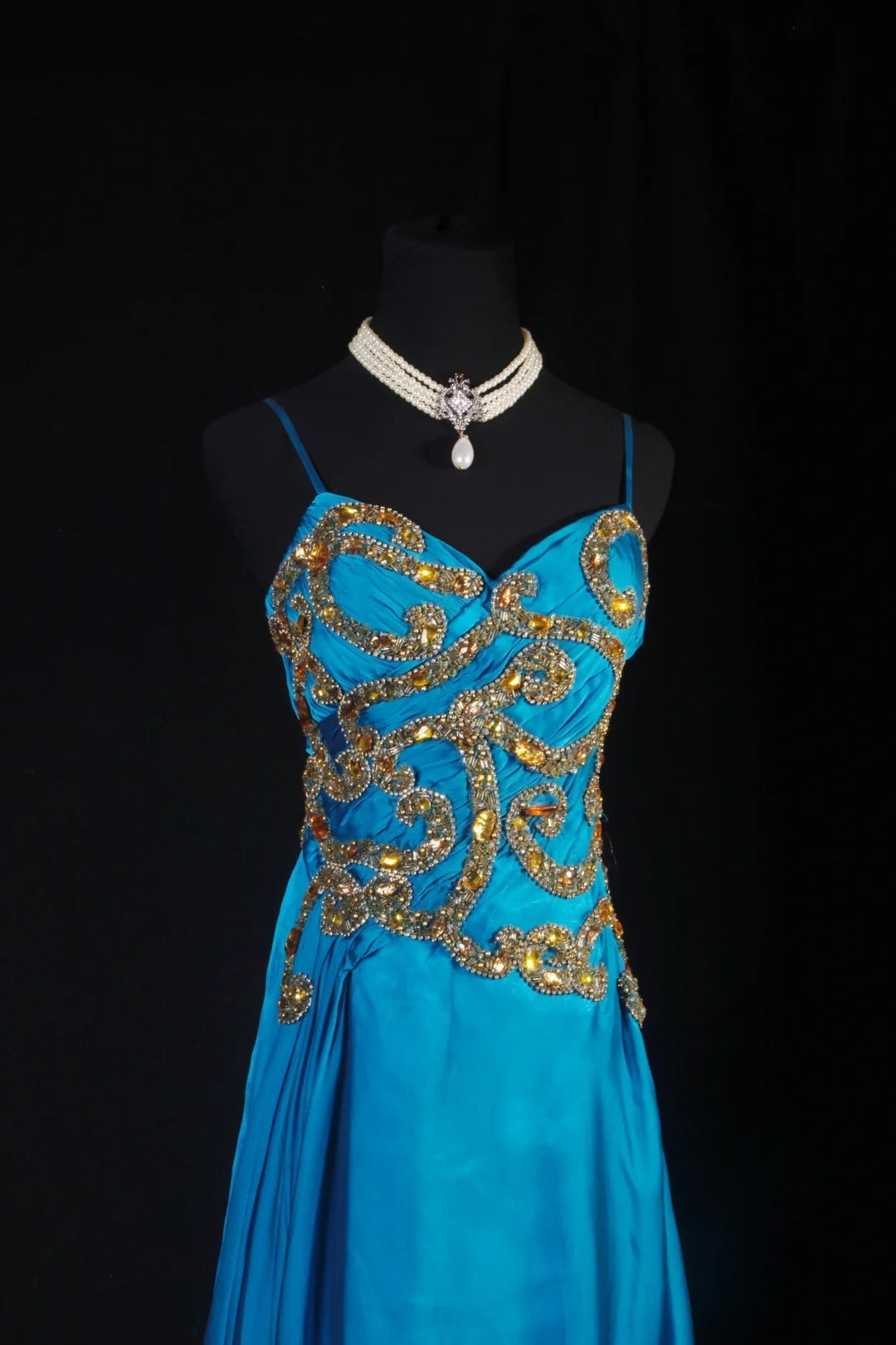 Robe de bal longue chic en mousseline bleue à fines bretelles et perles dorées, ornée de sequins et de perles, idéale pour les soirées et les fêtes d'adolescentes (AB2185).