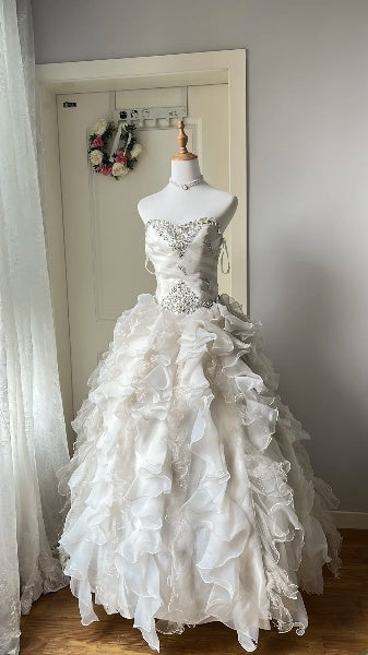 Elegant Sweet 16 Dress Long Sweetheart White Tiered Beading Ball Gown Sweet Sixteen Party Birthday Dresses RC0547