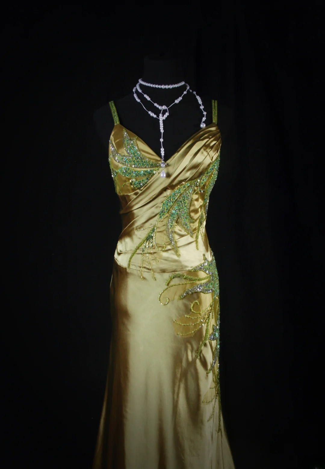 Robe de soirée sirène chic à fines bretelles en satin vert ornée de perles et de sequins, longue et élégante, idéale pour les bals de fin d'année et les dîners entre amies (AB2186).