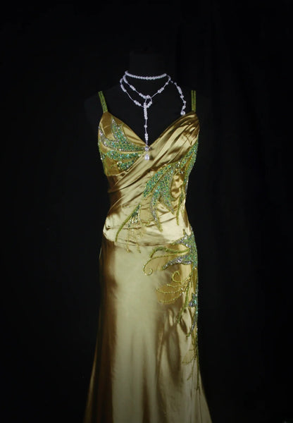 Robe de soirée sirène chic à fines bretelles en satin vert ornée de perles et de sequins, longue et élégante, idéale pour les bals de fin d'année et les dîners entre amies (AB2186).