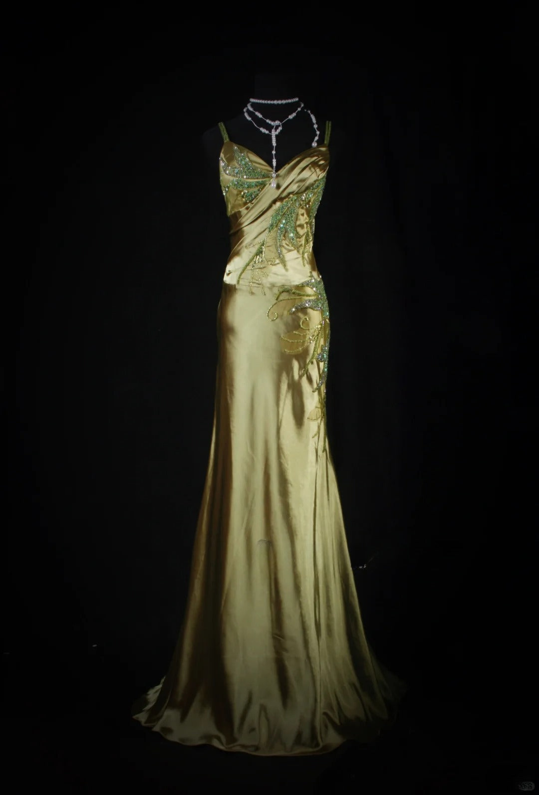 Robe de soirée sirène chic à fines bretelles en satin vert ornée de perles et de sequins, longue et élégante, idéale pour les bals de fin d'année et les dîners entre amies (AB2186).