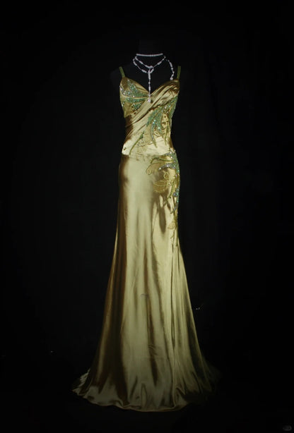 Robe de soirée sirène chic à fines bretelles en satin vert ornée de perles et de sequins, longue et élégante, idéale pour les bals de fin d'année et les dîners entre amies (AB2186).