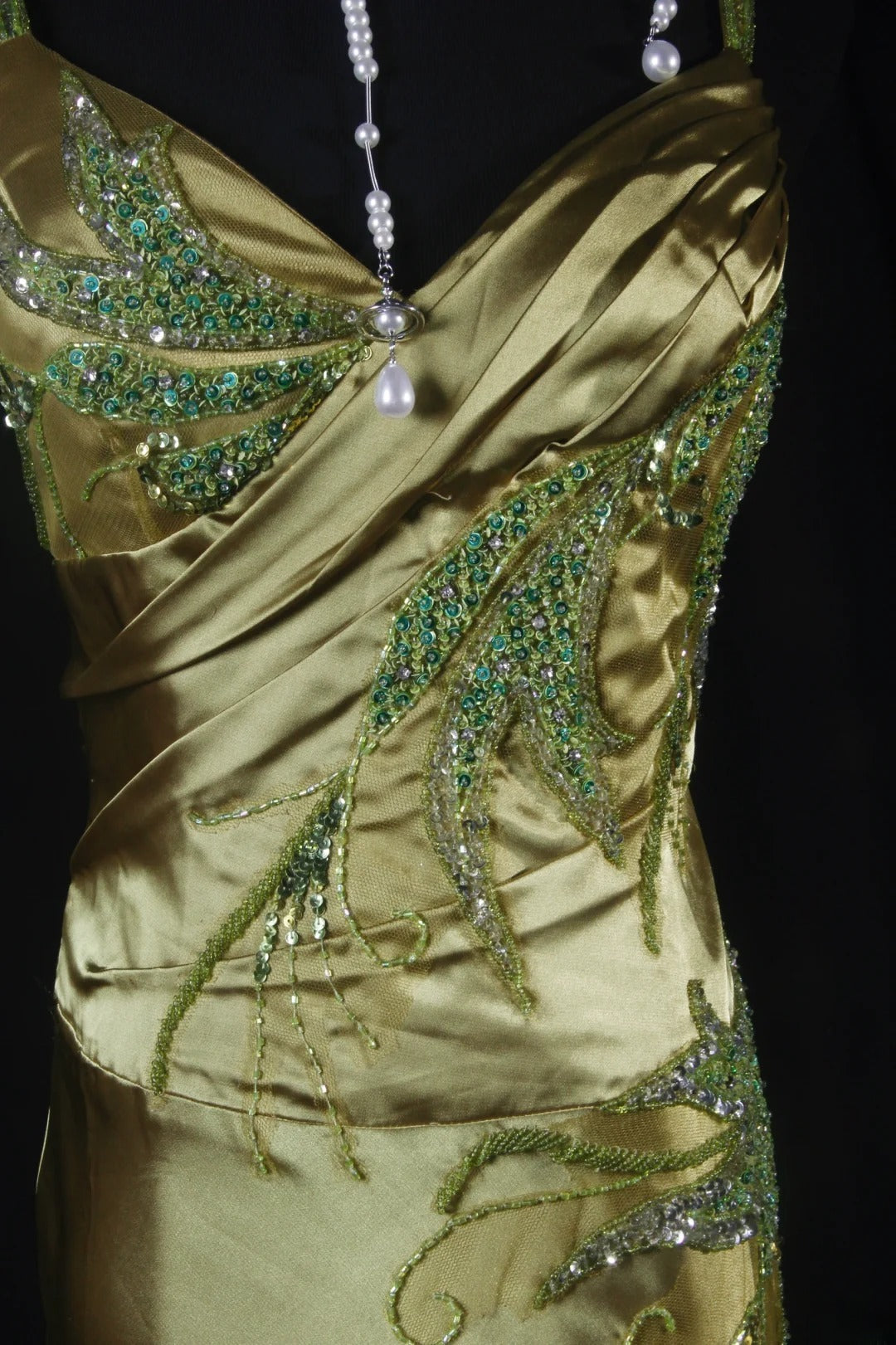 Robe de soirée sirène chic à fines bretelles en satin vert ornée de perles et de sequins, longue et élégante, idéale pour les bals de fin d'année et les dîners entre amies (AB2186).