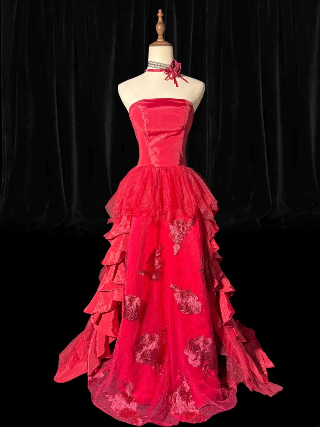 Robe de soirée longue et élégante en dentelle florale rose fuchsia, sans bretelles ni coutures apparentes, modèle AS186
