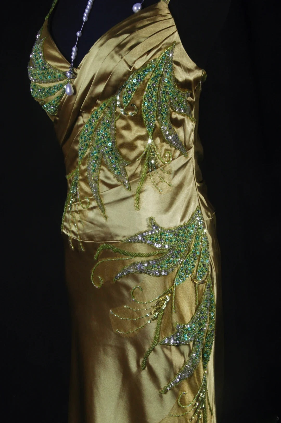 Robe de soirée sirène chic à fines bretelles en satin vert ornée de perles et de sequins, longue et élégante, idéale pour les bals de fin d'année et les dîners entre amies (AB2186).
