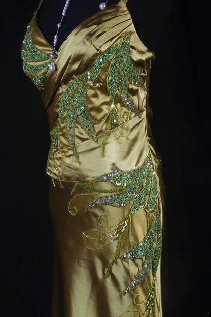 Robe de soirée sirène chic à fines bretelles en satin vert ornée de perles et de sequins, longue et élégante, idéale pour les bals de fin d'année et les dîners entre amies (AB2186).