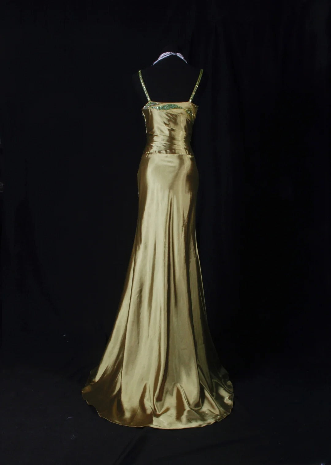 Robe de soirée sirène chic à fines bretelles en satin vert ornée de perles et de sequins, longue et élégante, idéale pour les bals de fin d'année et les dîners entre amies (AB2186).