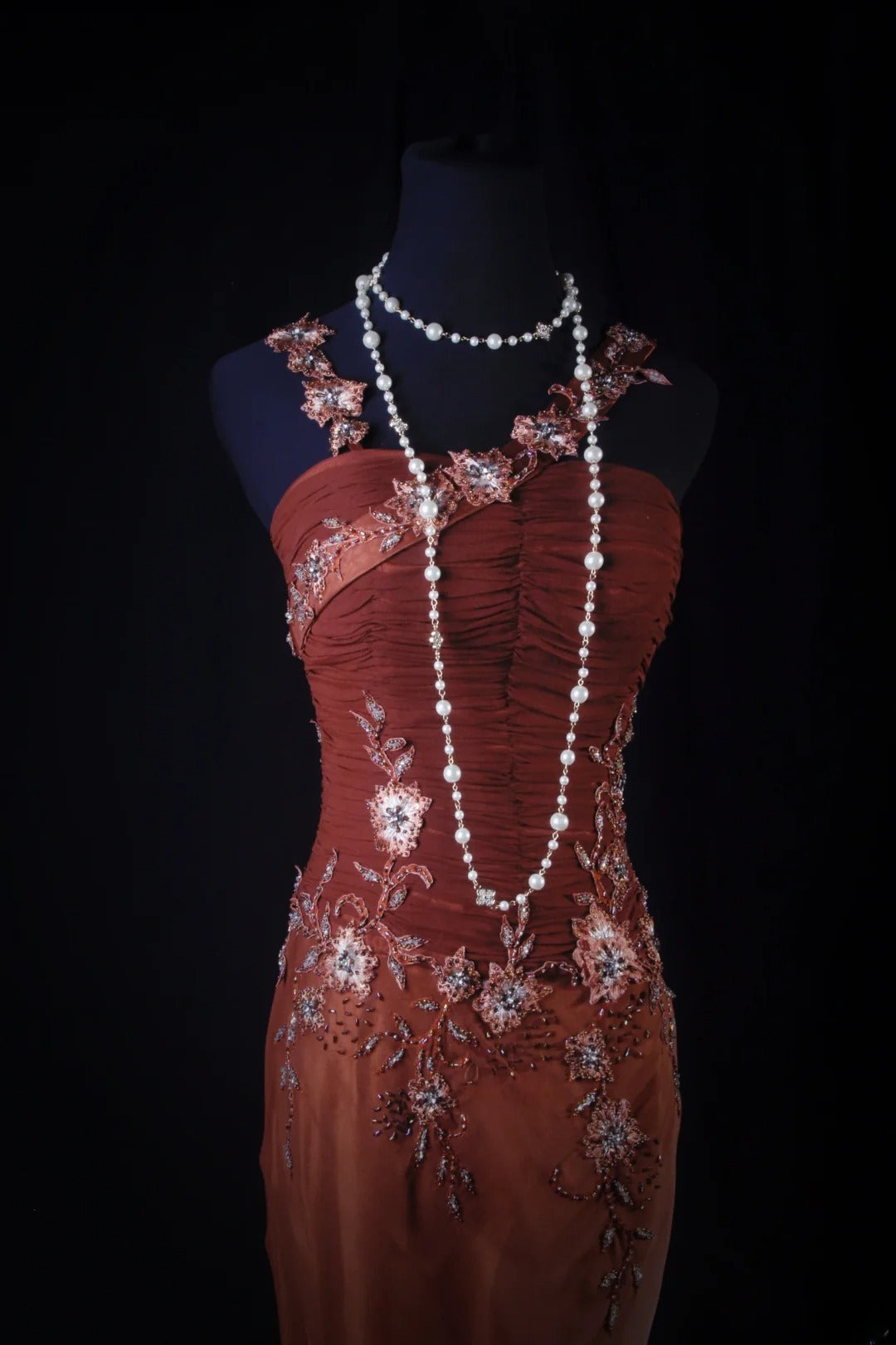 Robe de soirée sirène chic à fines bretelles en mousseline bordeaux ornée d'appliques de perles, idéale pour les bals de fin d'année et les fêtes d'adolescentes (AB2187)