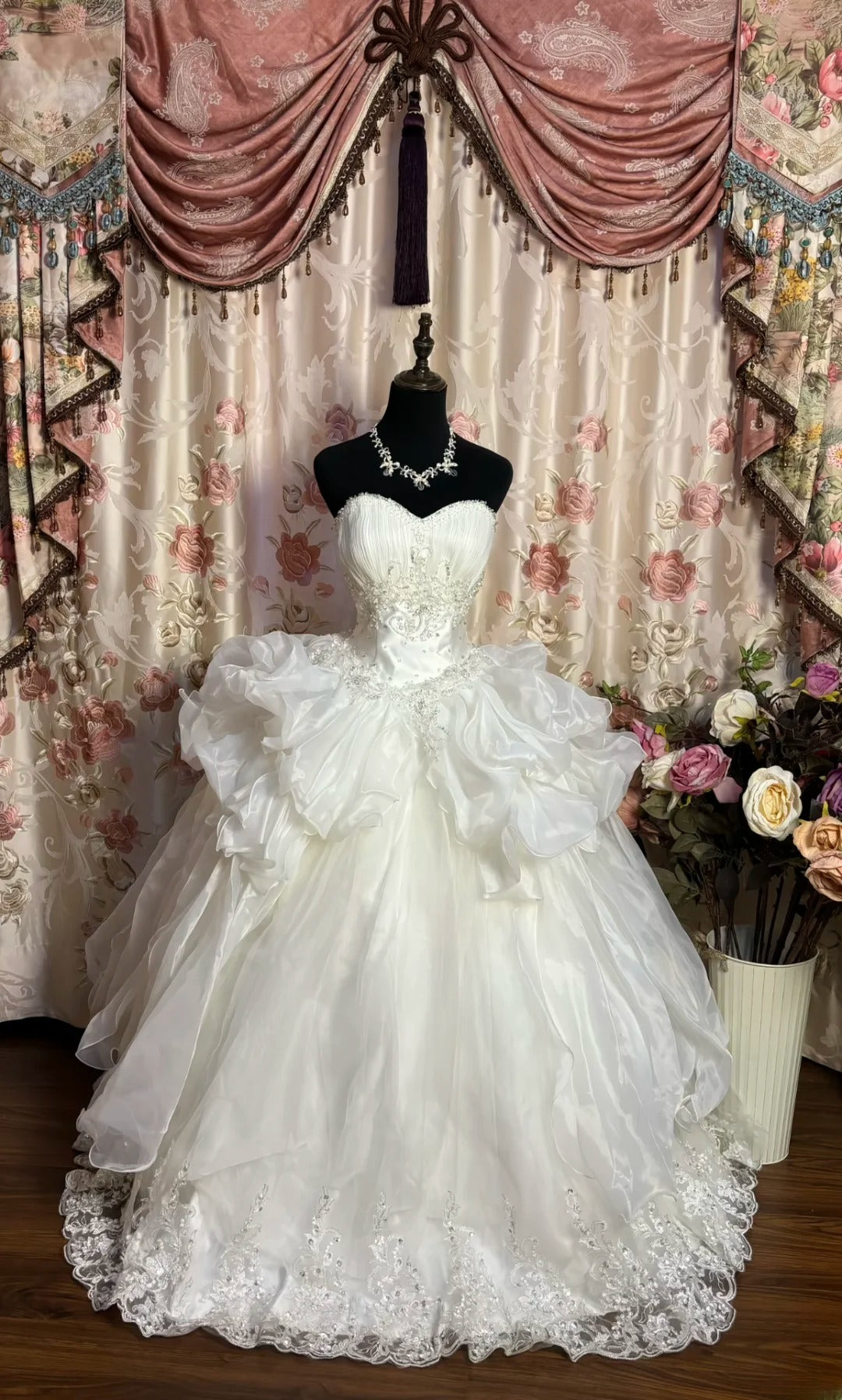 Vintage Wedding Dress Ball Gown Sweetheart Appliques White With Lace Bridal Gown for Big Day RB9974