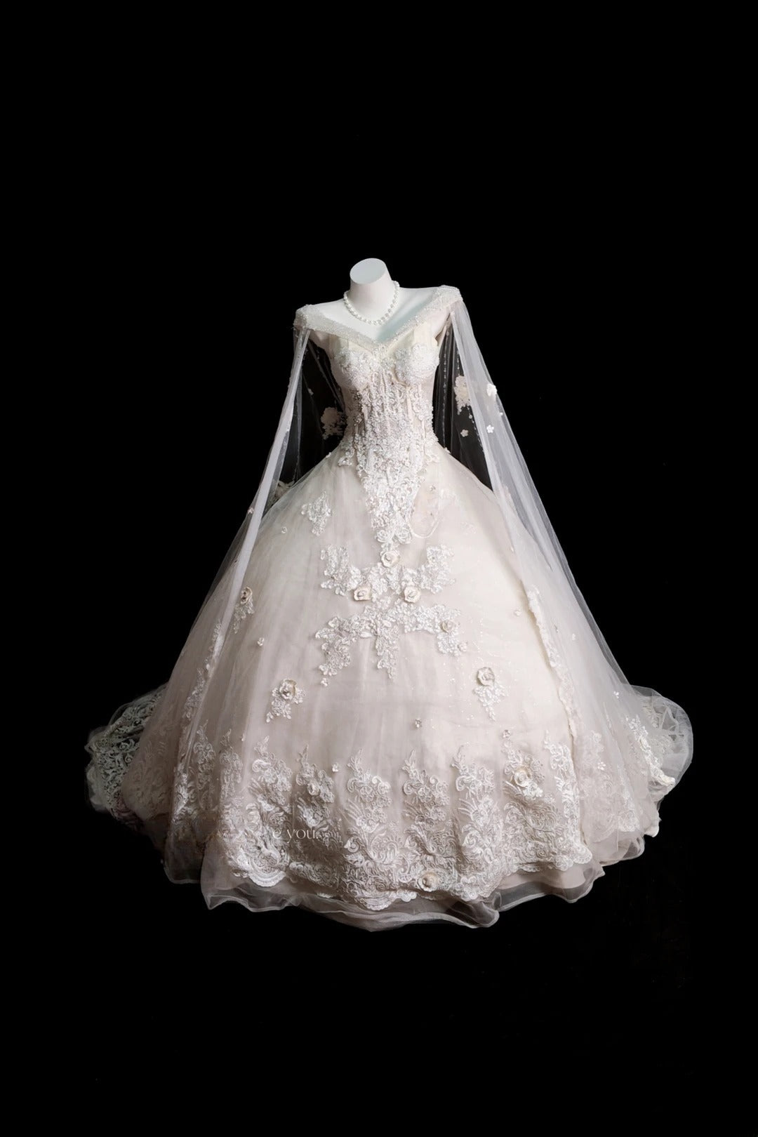 Vintage Wedding Dress Ball Gown Off Shoulder Appliques White With Lace Bridal Gown for Big Day RB9977