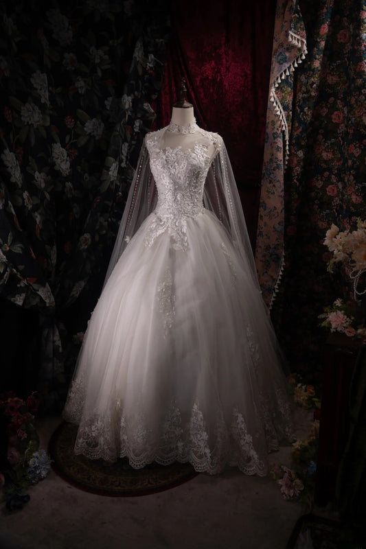 Wunderschönes Ballkleid mit Rundhalsausschnitt aus weißem Tüll im Stil der 2000er Jahre mit Umhang, Spitzenbesatz, tailliert, lang, Herbst/Winter Brautkleid Hochzeitskleider RB8487