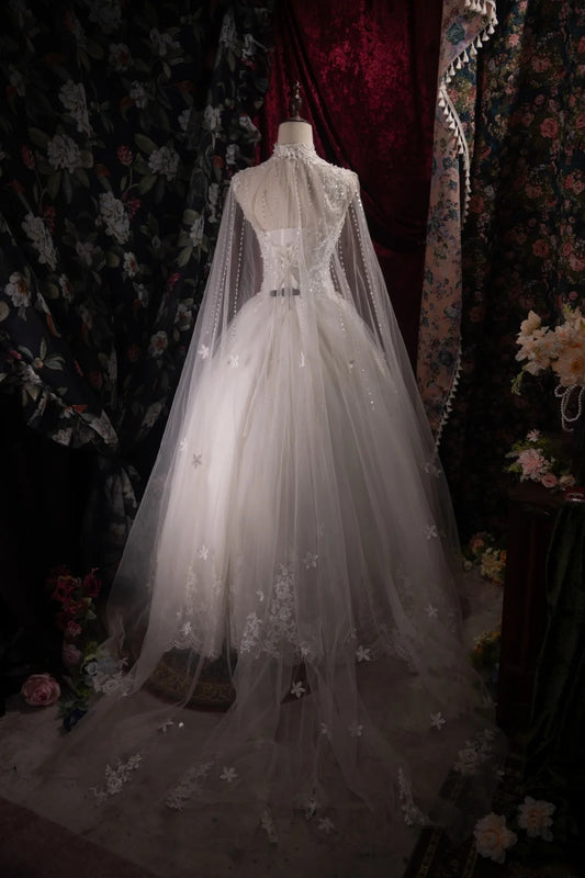 Wunderschönes Ballkleid mit Rundhalsausschnitt aus weißem Tüll im Stil der 2000er Jahre mit Umhang, Spitzenbesatz, tailliert, lang, Herbst/Winter Brautkleid Hochzeitskleider RB8487