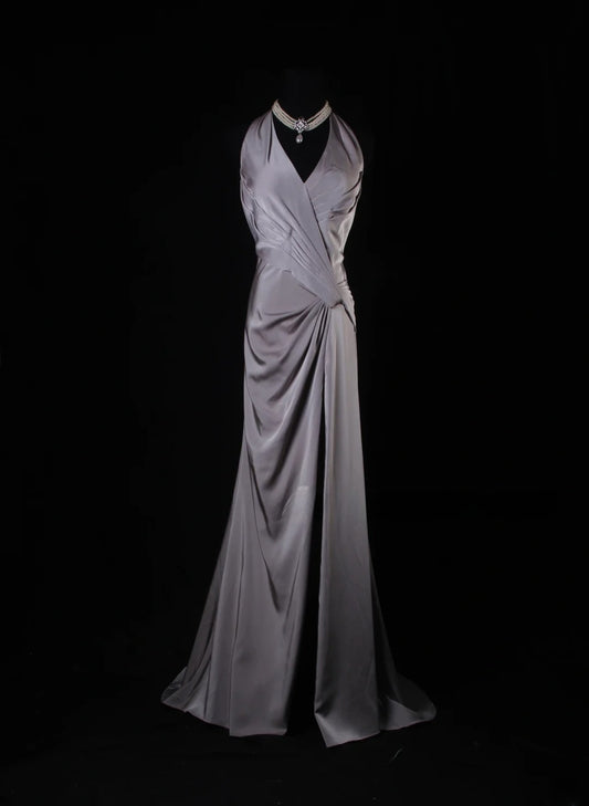 Einfaches, langes Brautjungfernkleid im Meerjungfrauenstil mit V-Ausschnitt aus grauem Satin und Falten AS218