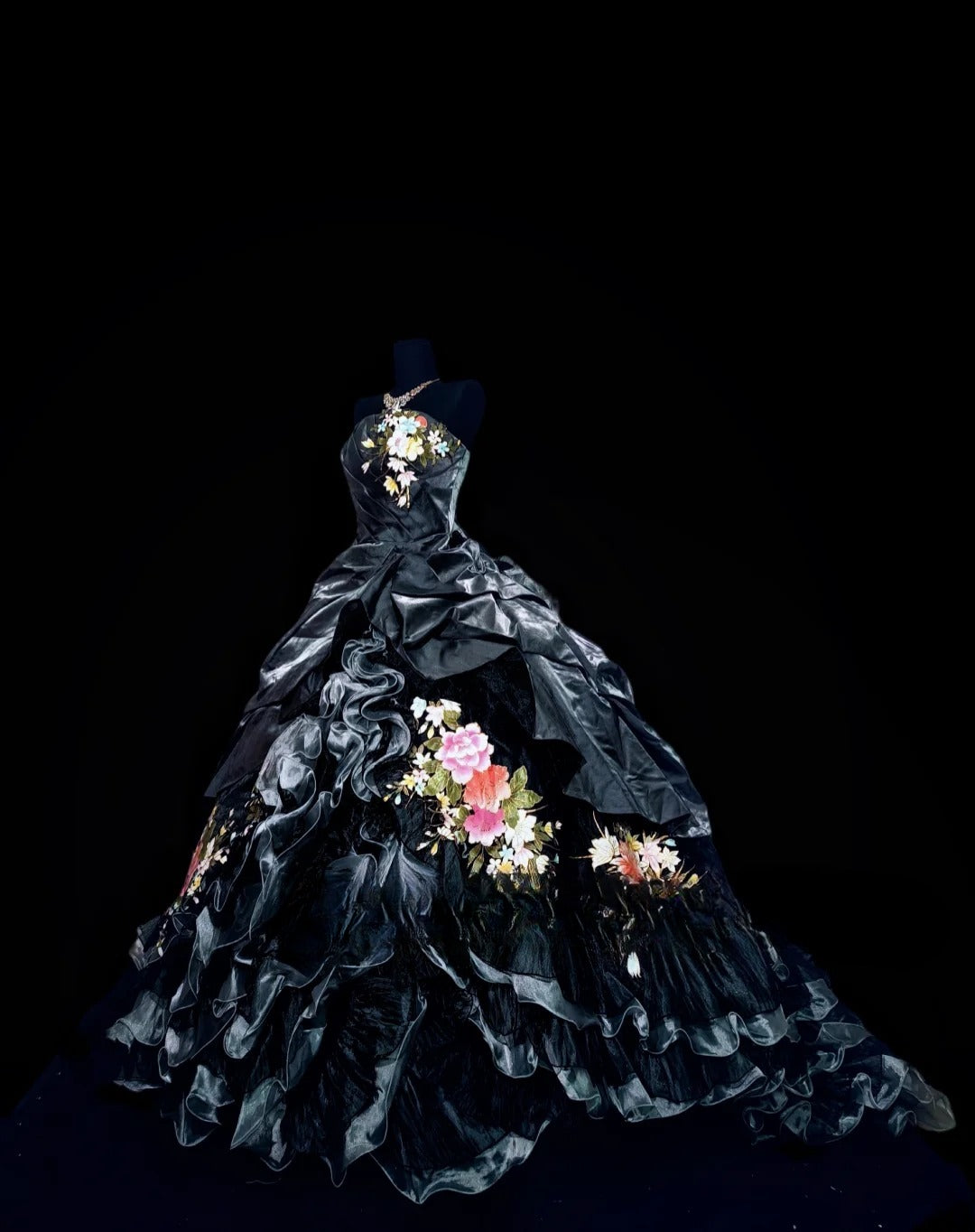 Ball Gown Strapless Black Satin Long Quinceanera Dresses With Tiered For Sweet 15 15 Anos Celebration Birthday Formal Gown RB8869