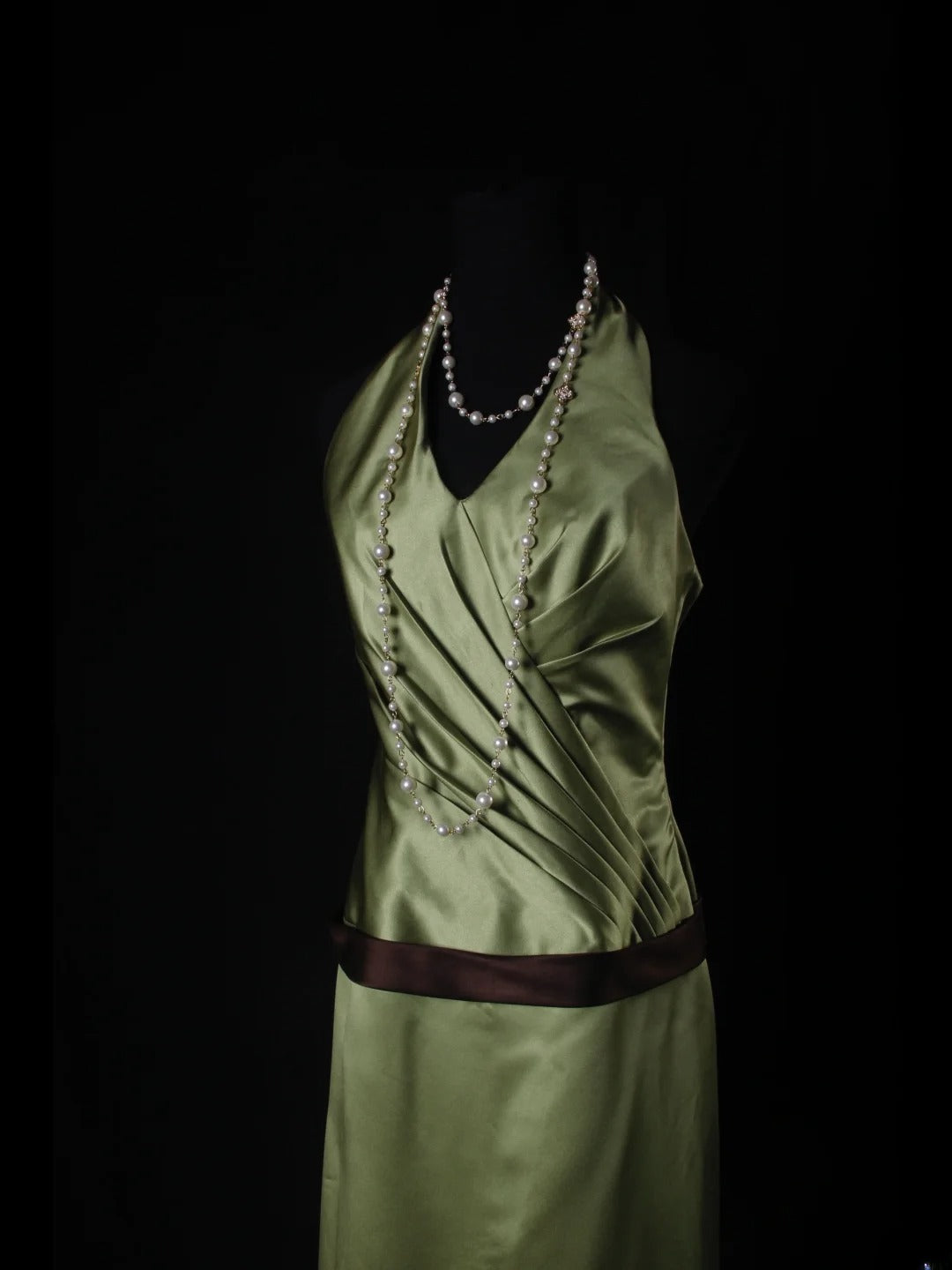 Robe de demoiselle d'honneur longue plissée en satin vert, col V, coupe trapèze vintage AS225