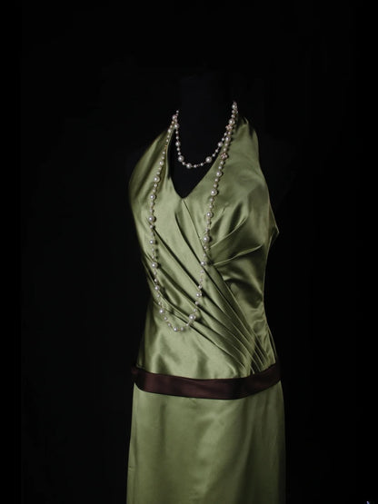 Robe de demoiselle d'honneur longue plissée en satin vert, col V, coupe trapèze vintage AS225
