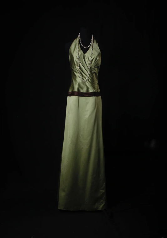 Vintage A-Linien-Brautjungfernkleid aus grünem Satin mit V-Ausschnitt und Falten, lang, AS225