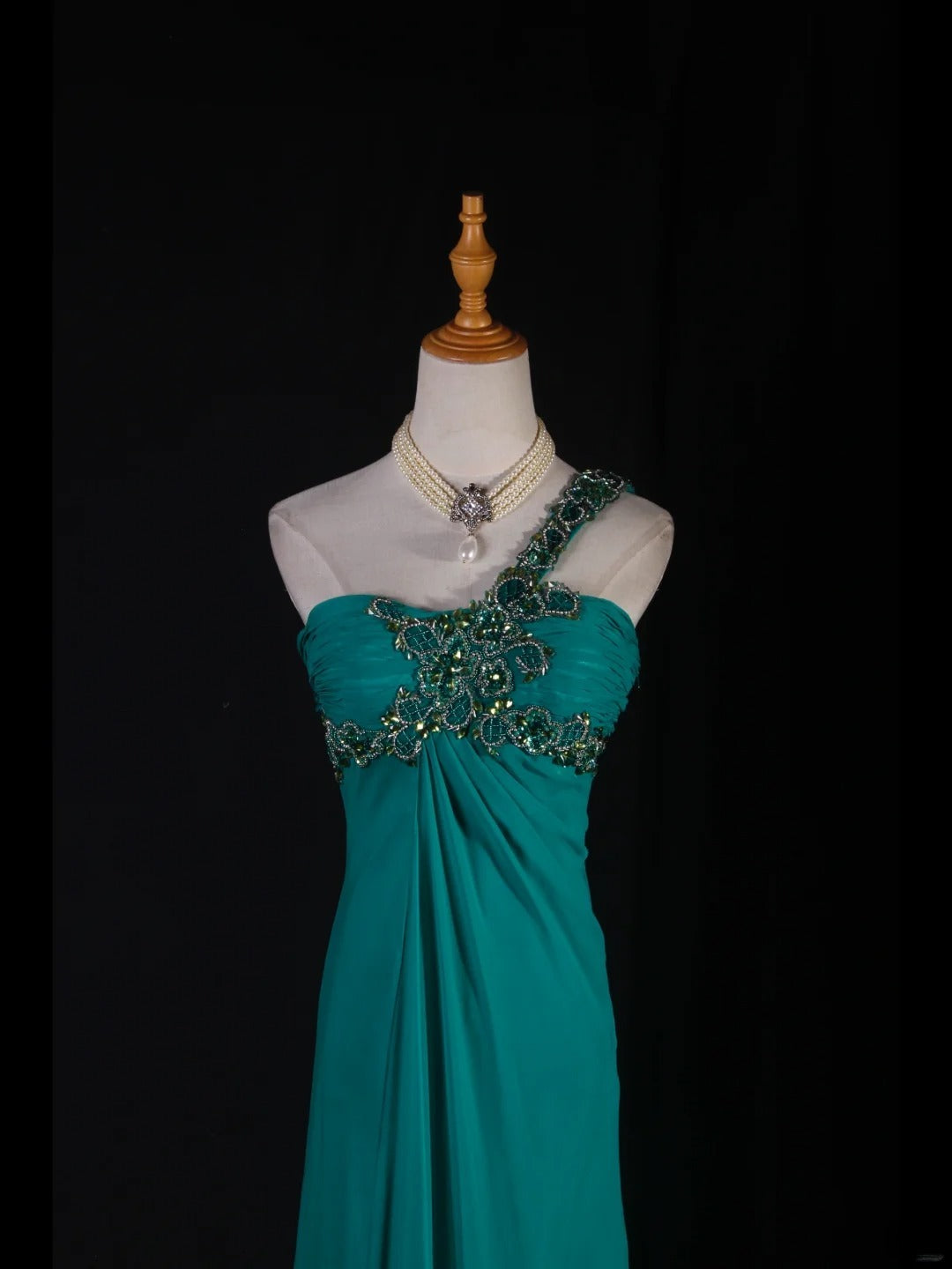 Robe de bal vintage années 1950, coupe trapèze, une épaule dénudée, en mousseline bleue, longue et élégante (AS227)