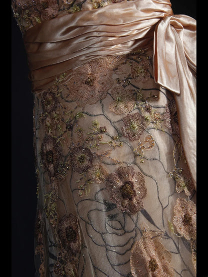 Robe de bal vintage années 50, coupe trapèze, bretelles spaghetti, dentelle champagne, longue et élégante (AS234)