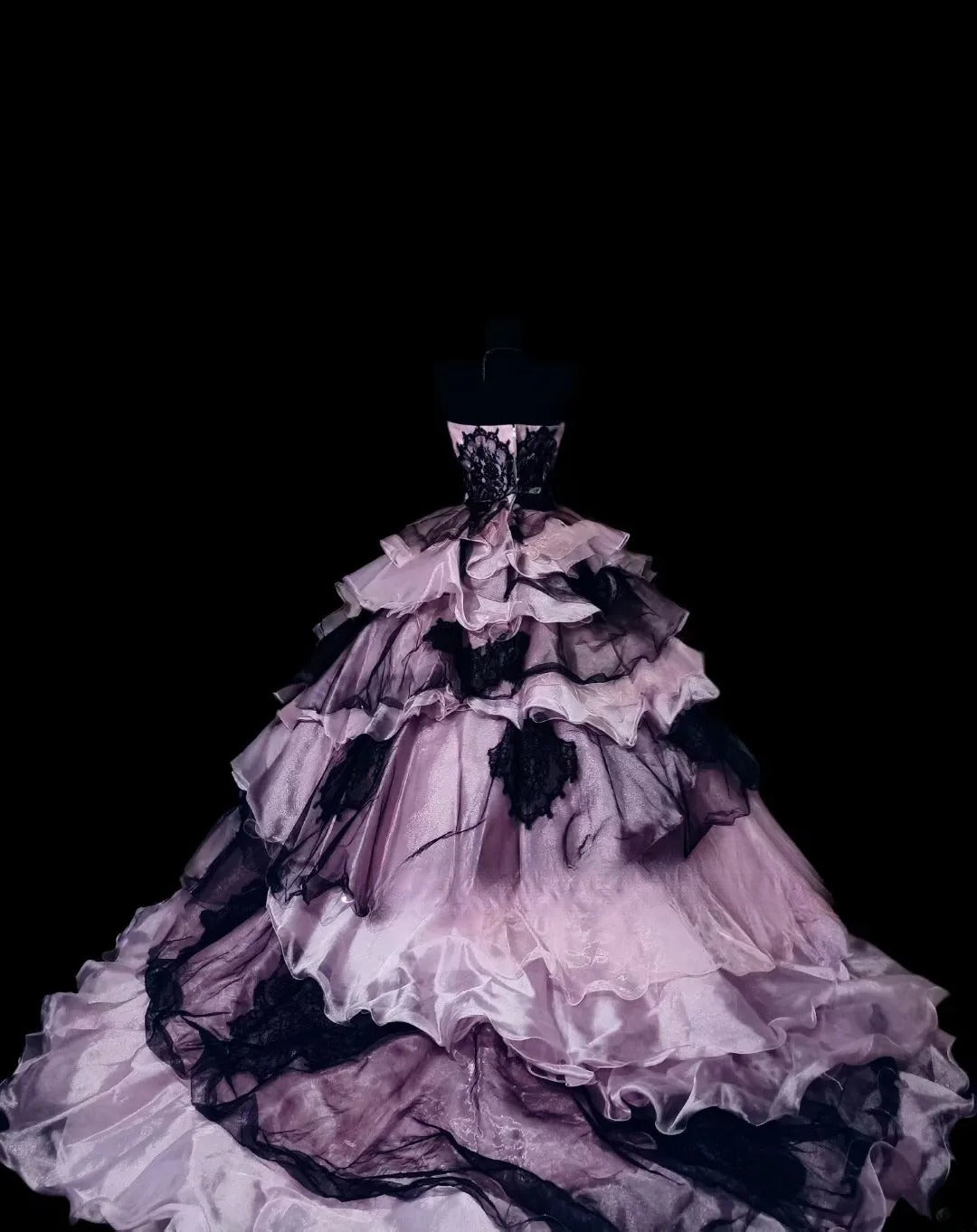 Modest Ball Gown Strapless Pink Tulle Long Quinceanera Dresses With Black Lace For Sweet 15 15 Anos Celebration Birthday Formal Gown RB8879