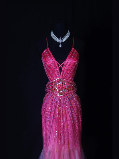 Robe de bal longue Shining Mermaid à bretelles spaghetti, dos nu et corsage perlé rose fuchsia, idéale pour un 18e anniversaire. Modèle AS262.